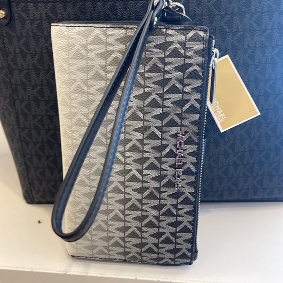 MICHAEL KORS
Jet Set Large Logo Signature Double-Zip Wristlet-Wallet-Phone Case - Picture 2 of 16